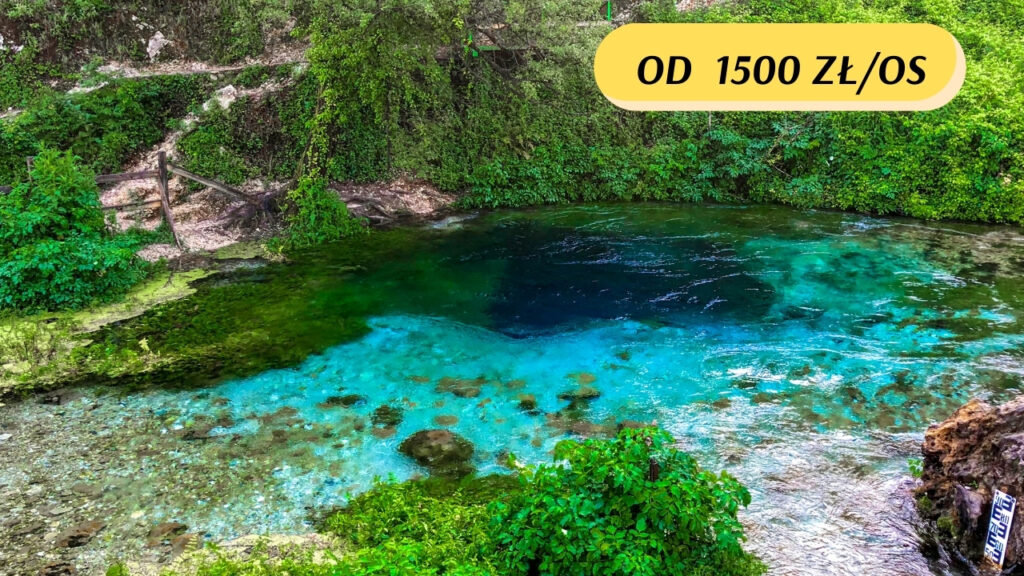 Małe jeziorko do pływania w północnej Albanii podczas road tripu po górach